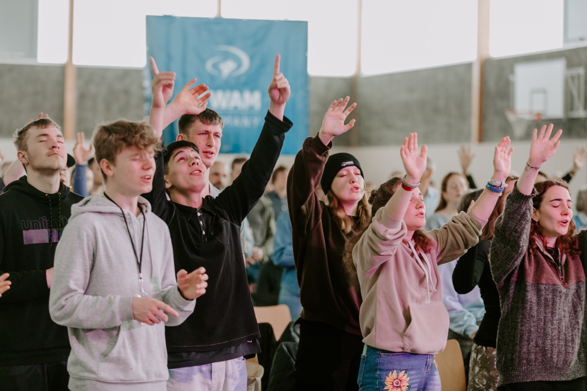 YWAM Worship Gathering – Jugendliche in Anbetung